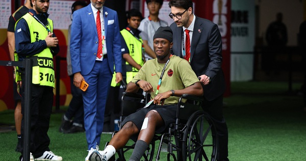 Tiền đạo Canada xuất hiện trên xe lăn sau chấn thương kinh hoàng, FIFA phạt nguội cực nặng sao Qatar - hình ảnh - rr88slot.vip Tiền đạo Canada xuất hiện trên xe lăn sau chấn thương kinh hoàng, FIFA phạt nguội cực nặng sao Qatar - hình ảnh - rr88slot.vip