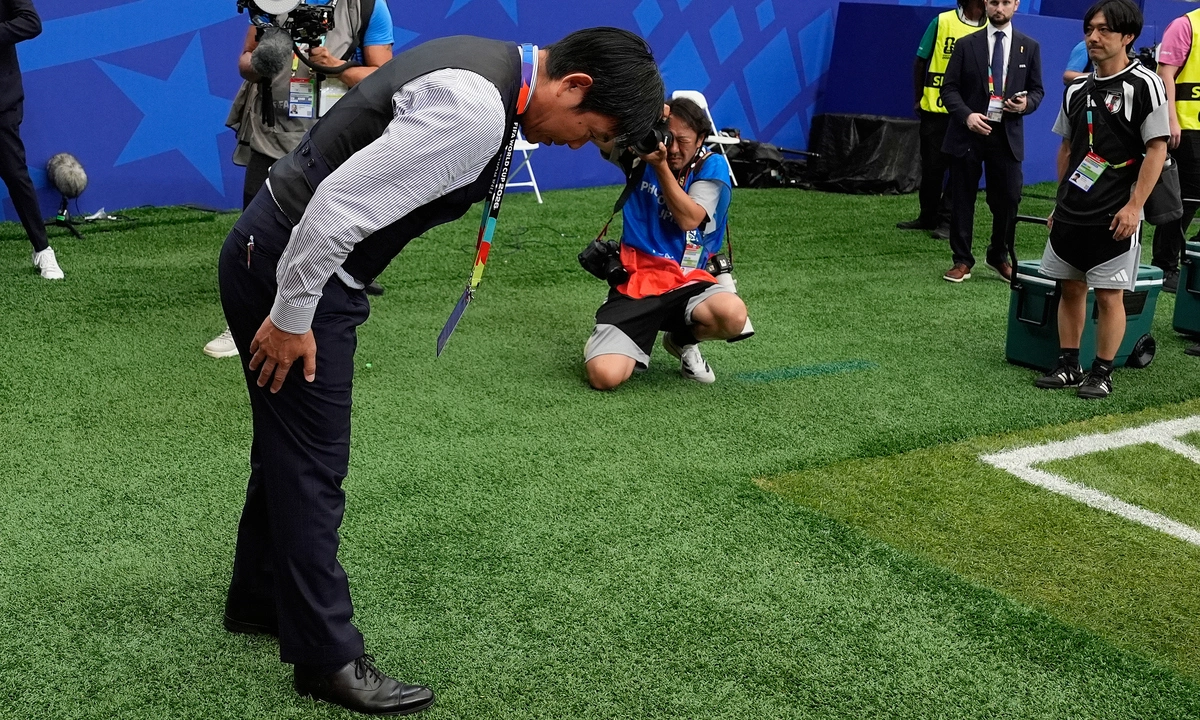 HLV Nhật Bản cúi đầu tri ân khán giả sau trận thua Brazil tại World Cup 2026 - hình ảnh - rr88slot.vip HLV Nhật Bản cúi đầu tri ân khán giả sau trận thua Brazil tại World Cup 2026 - hình ảnh - rr88slot.vip