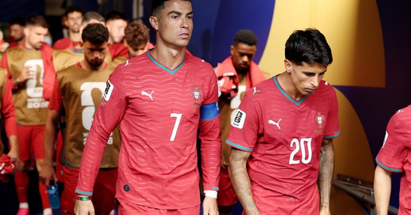 ‘Fan cuồng’ Ronaldo trút giận lên đồng đội sau trận hòa Congo - hình ảnh - rr88slot.vip ‘Fan cuồng’ Ronaldo trút giận lên đồng đội sau trận hòa Congo - hình ảnh - rr88slot.vip