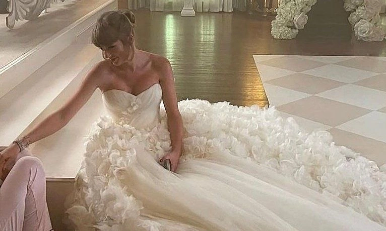 Taylor Swift diện đầm cưới Dior trong hôn lễ – RR88 cược bóng đá cập nhật tin hot - hình ảnh - rr88slot.vip